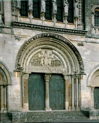 Portal Central de la Iglesia Abacial, 1096-1106, reconstruido por Viollet-le-Duc en 1845
